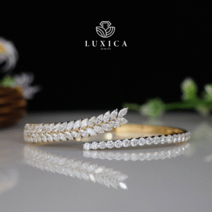 Lab Grown Diamond Open Bangle Bracelet in 18kt Gold – Elegant Nature-Inspired Design